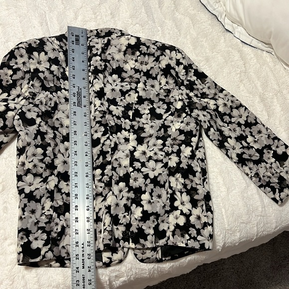 Lauren Conrad gray/black flower blazer- Size 8 - Picture 5 of 6